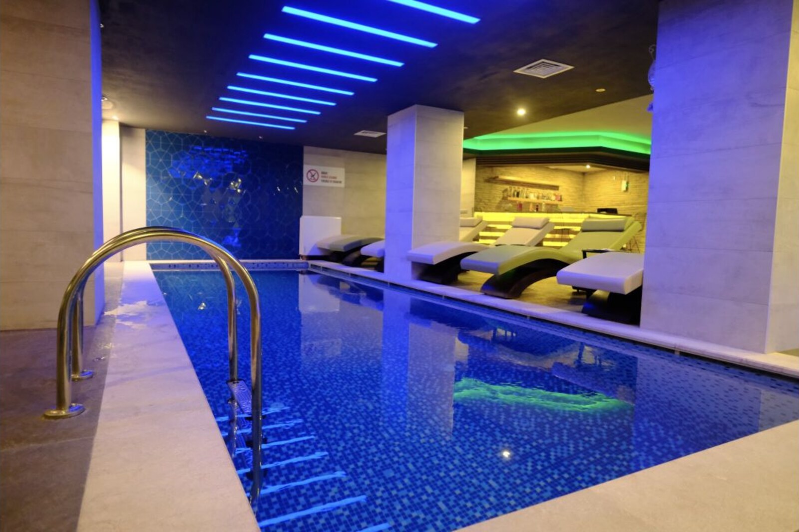 Salus SPA havuz ve dinlenme alanı